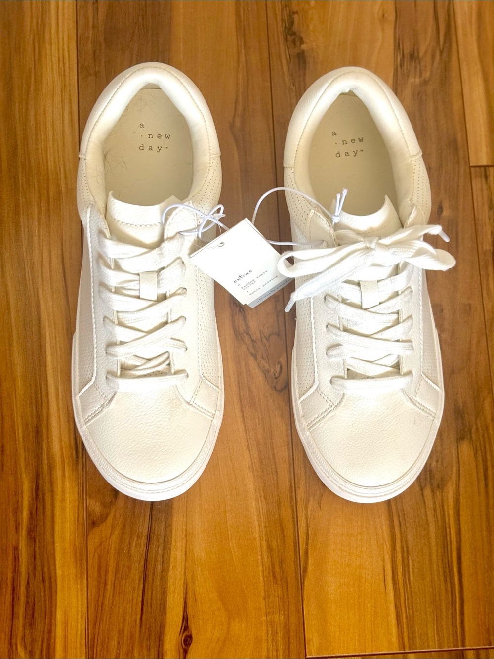 A New Day women’s White Low-Top Lace-Up Sneakers Memory Foam size 8.5